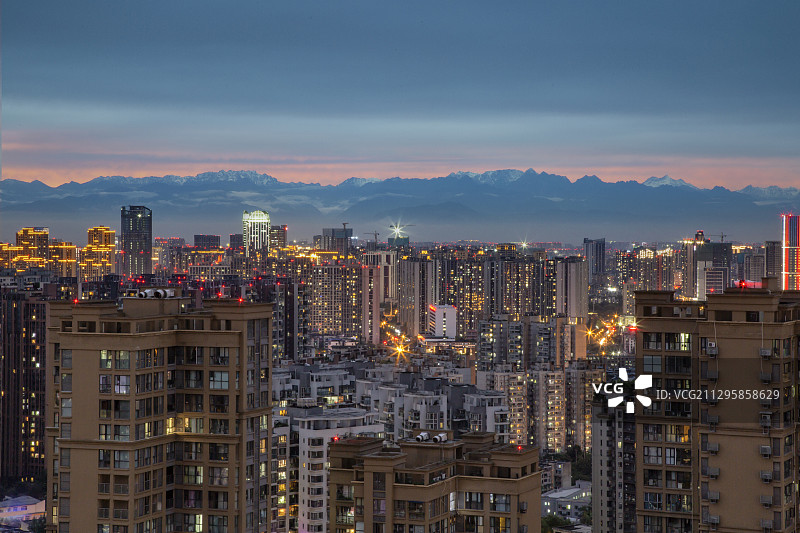 成都夜景看雪山图片素材