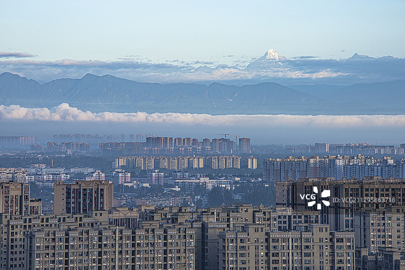 2020年8月13日在成都遥望雪山幺妹峰清晨图片素材