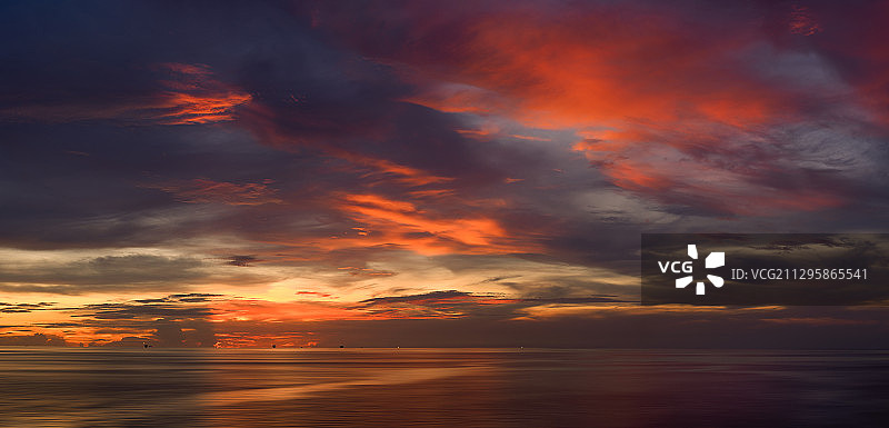 2020年8月19日，南海北部湾海域，霞光满天，美轮美奂图片素材