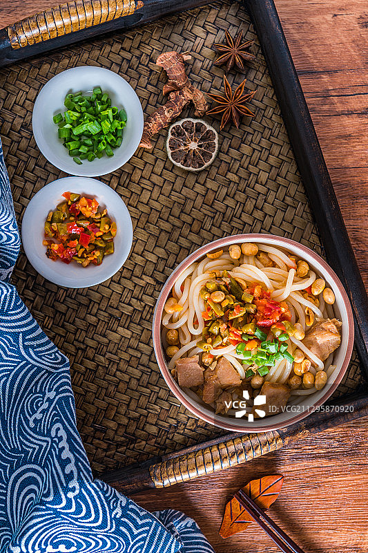 放在藤编托盘里的一碗桂林米粉图片素材