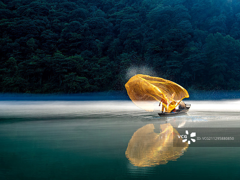 雾漫小东江图片素材