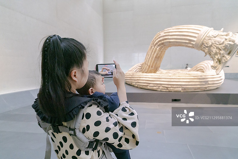 带着宝宝去博物馆看雕塑图片素材
