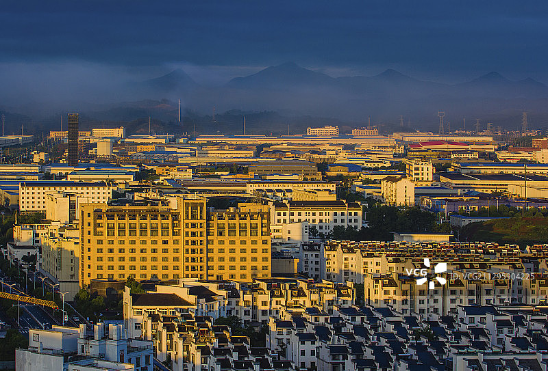 城市苏醒图片素材