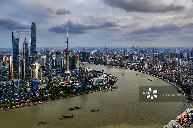 站在白玉兰广场顶楼登高望远图片素材