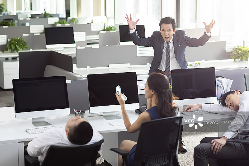 生气的经理向员工发脾气图片素材