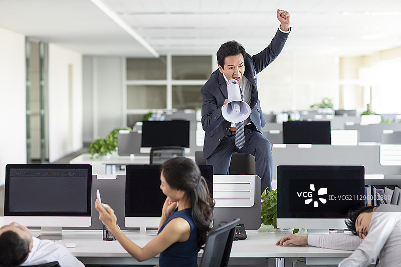 生气的经理向员工发脾气图片素材