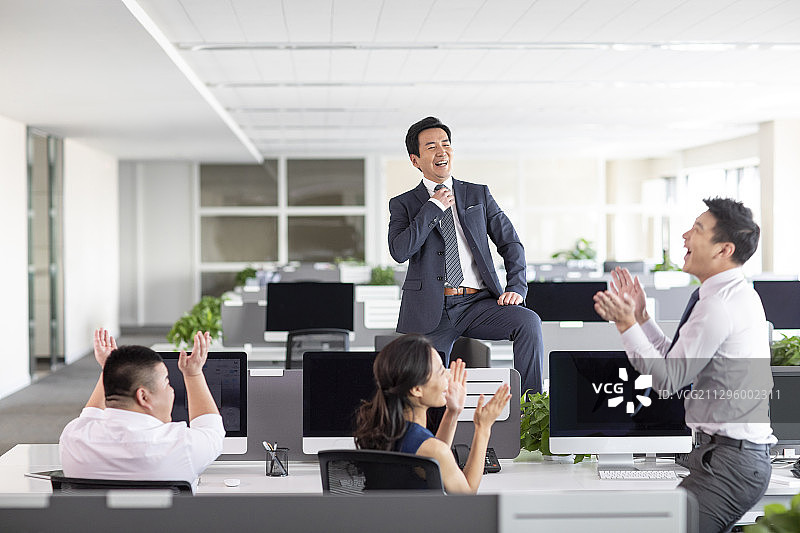 商务人士在办公室鼓掌图片素材