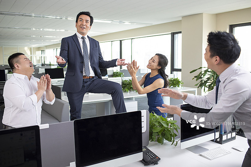 商务人士在办公室鼓掌图片素材