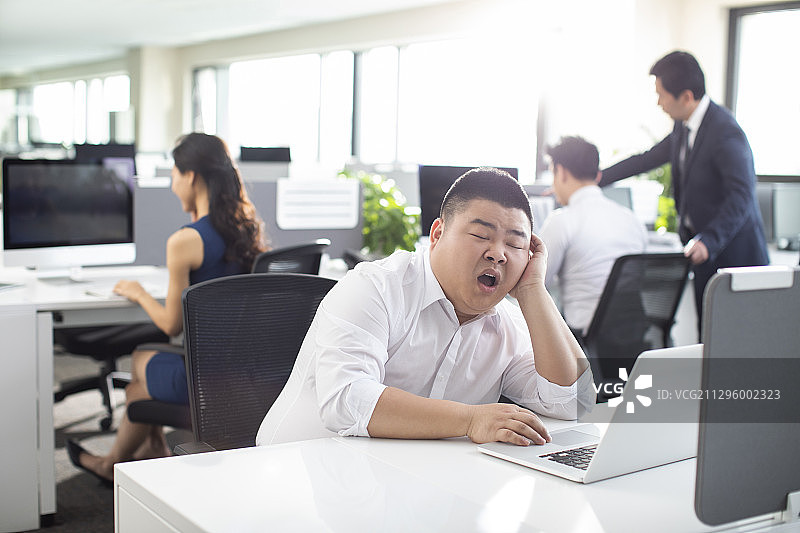 商务男士上班时间睡觉图片素材
