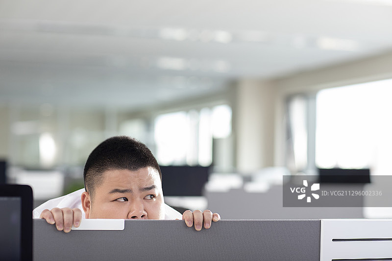 年轻的商务男士偷窥图片素材