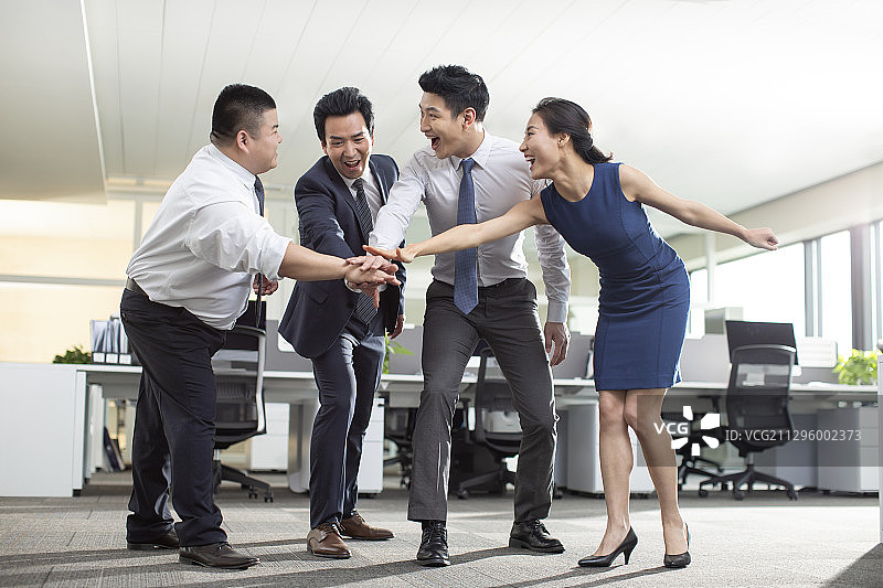 商务人士一起加油图片素材