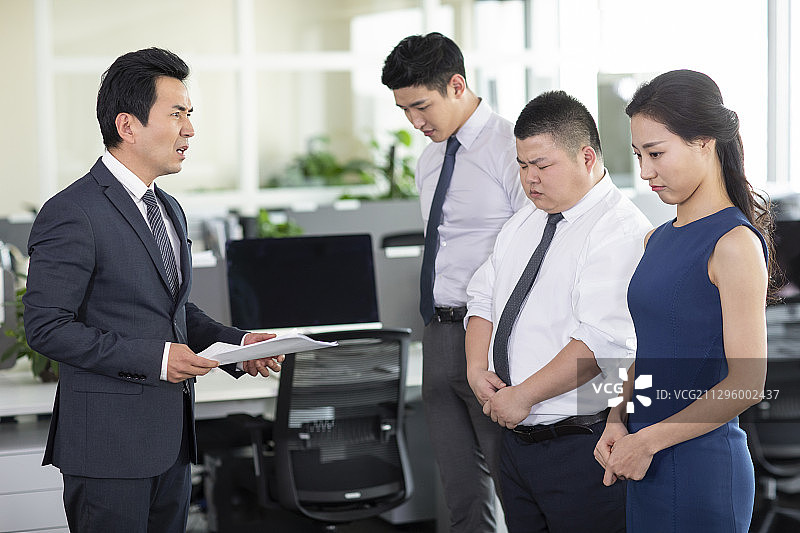 公司经理责备雇员图片素材