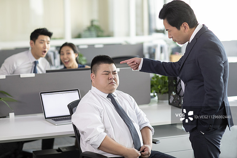 公司经理责备雇员图片素材