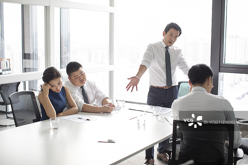 商务人士在会议室开会图片素材