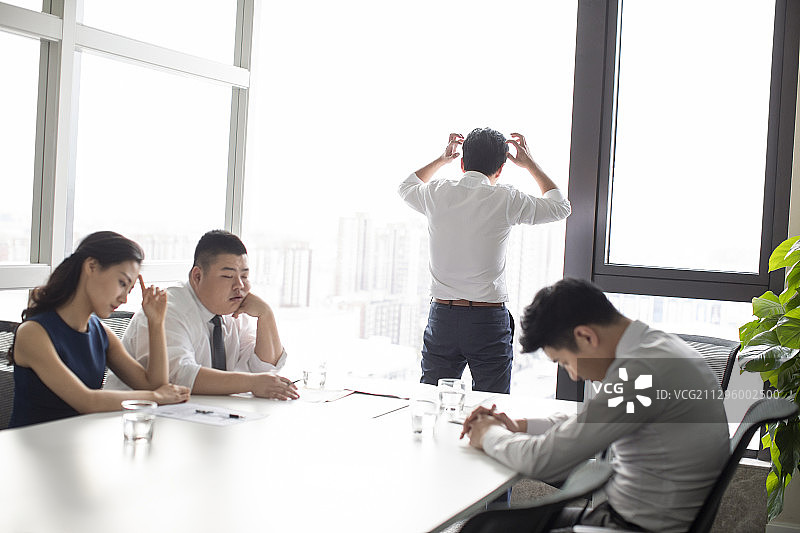 商务人士在会议室开会图片素材