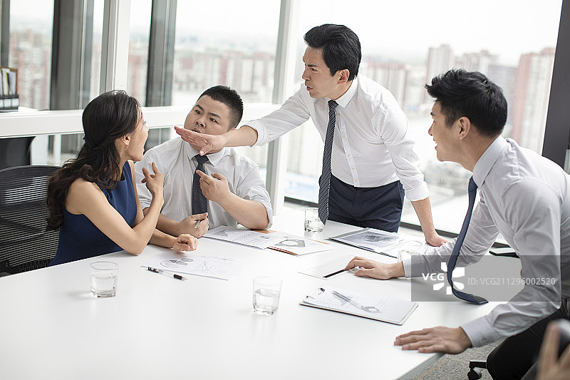 商务人士在会议室争吵图片素材