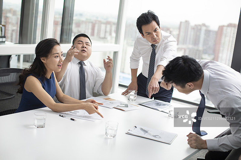 商务人士在会议室争吵图片素材
