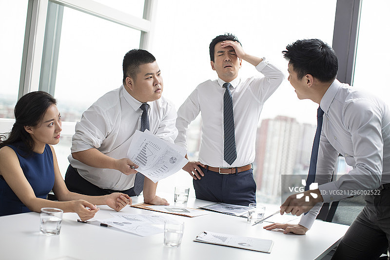商务人士在会议室争吵图片素材