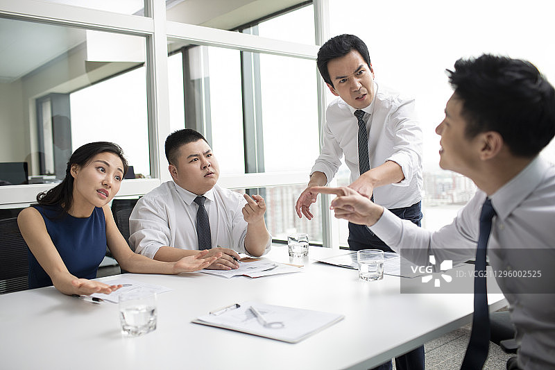 商务人士在会议室争吵图片素材