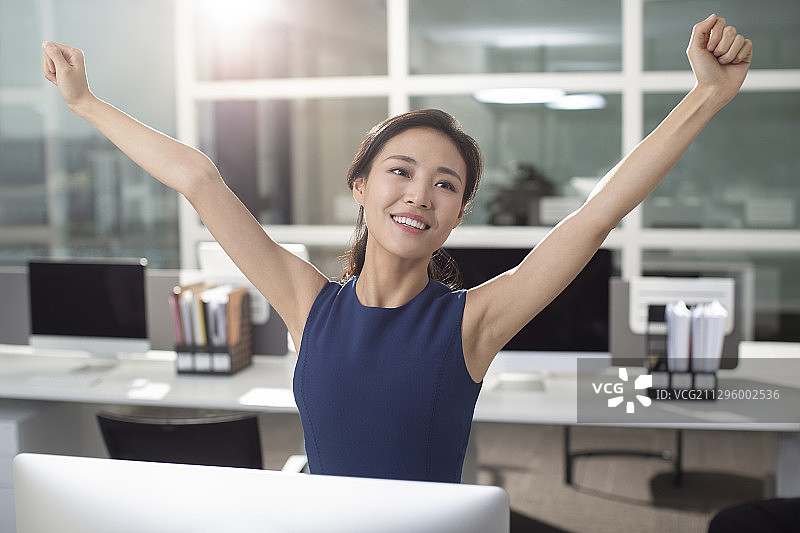 自信的商务女士拉伸图片素材
