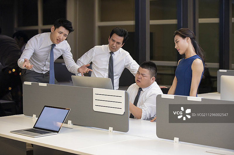 商务人士在办公室加班图片素材