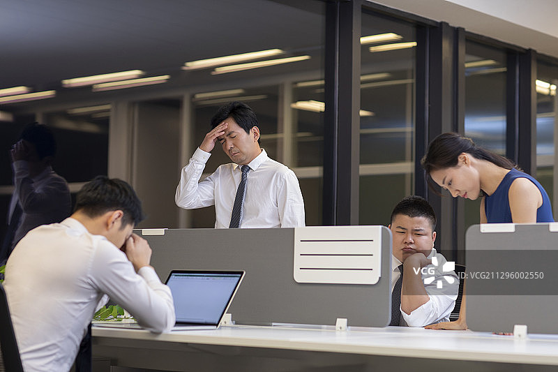 商务人士在办公室加班图片素材