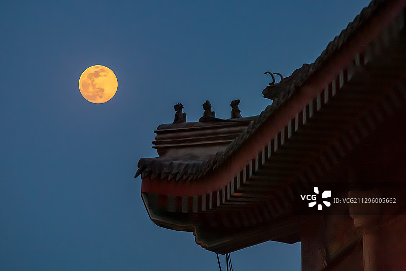 “举头望明月”。2020年4月7日，拍摄于北京街头。图片素材