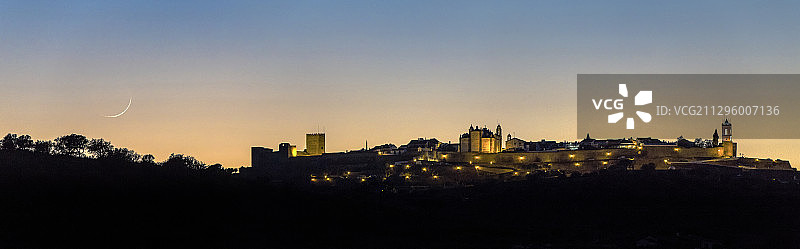 葡萄牙村庄上空的新月图片素材