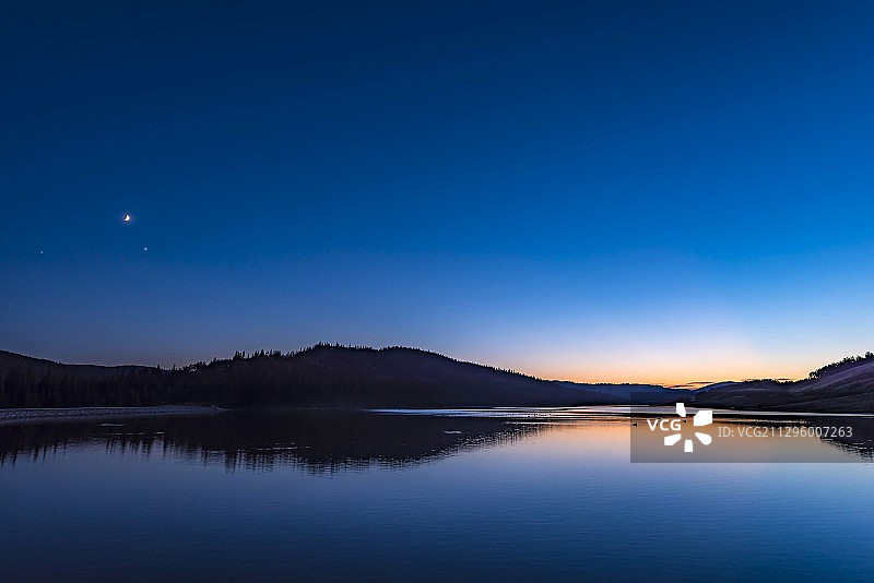 加拿大里索尔湖暮光中的盈凸月和木星图片素材