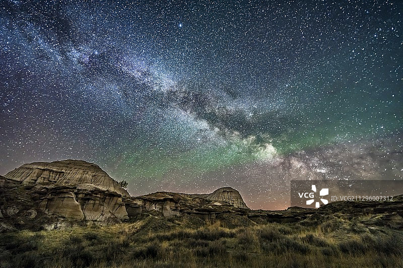 加拿大艾伯塔省恐龙公园上空的银河图片素材