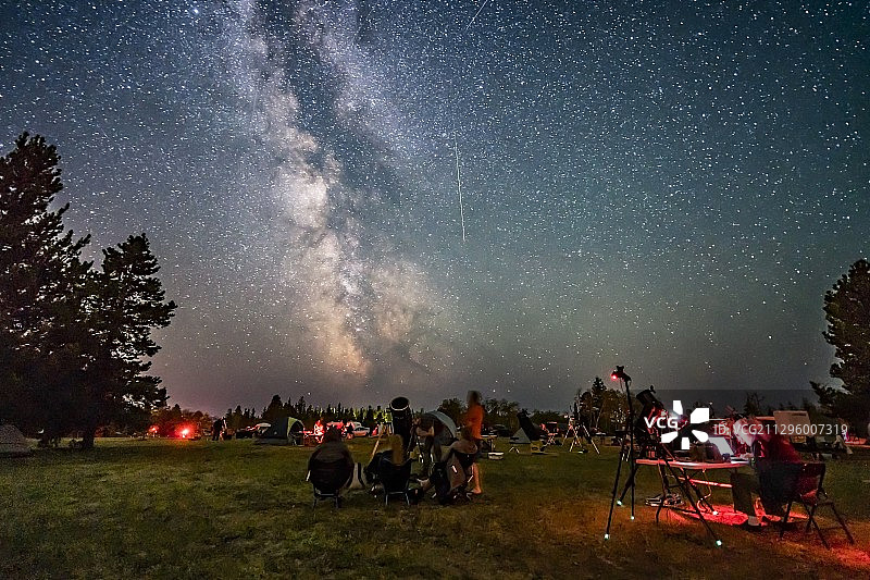英仙座流星雨与观星者图片素材