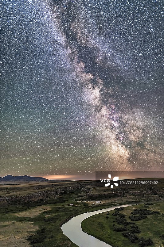 加拿大阿尔伯塔省牛奶河之上的银河图片素材