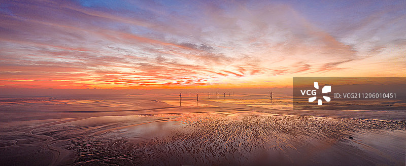 江苏盐城黄海滩涂日出火烧云图片素材