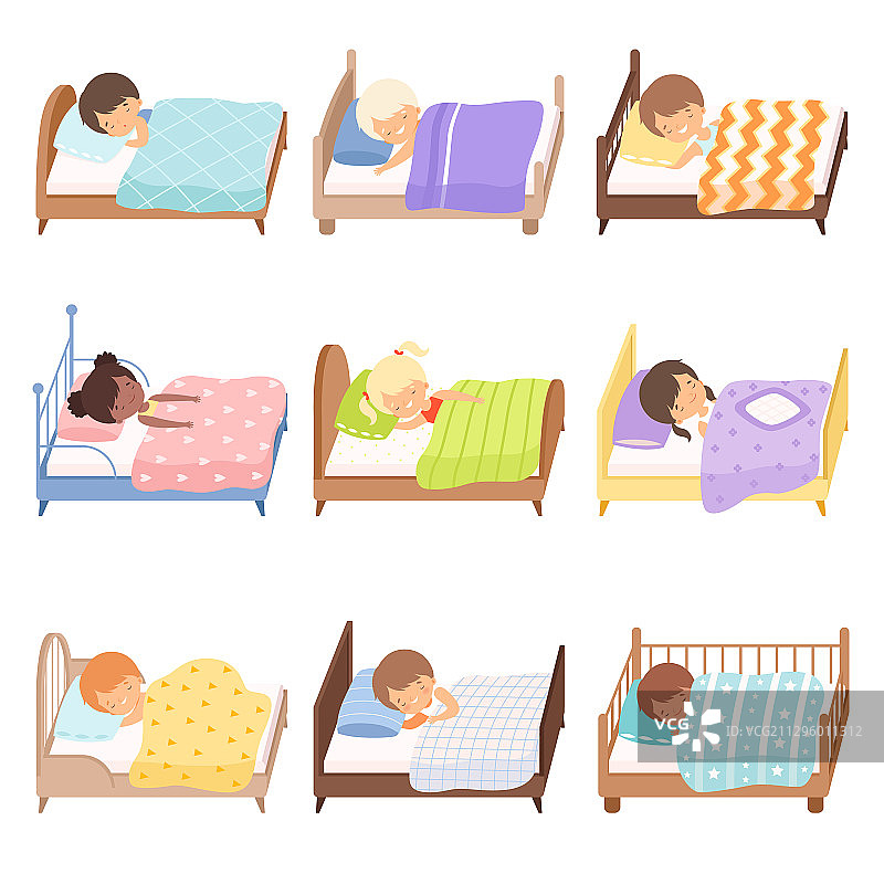 在床上甜蜜睡觉的可爱儿童图片素材