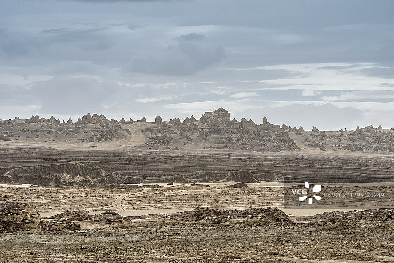 远望青海茫崖俄博梁无人区图片素材