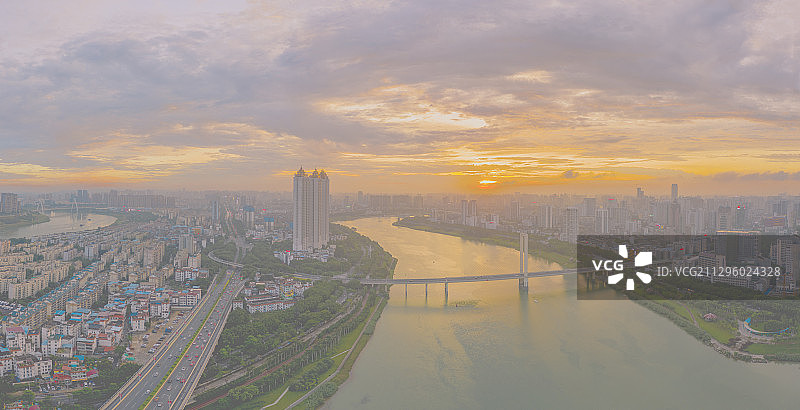 航拍南宁母亲河邕江和白沙大桥的晚霞图片素材