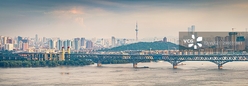 南京长江边的天际线，山水城林，是南京的气质。图片素材