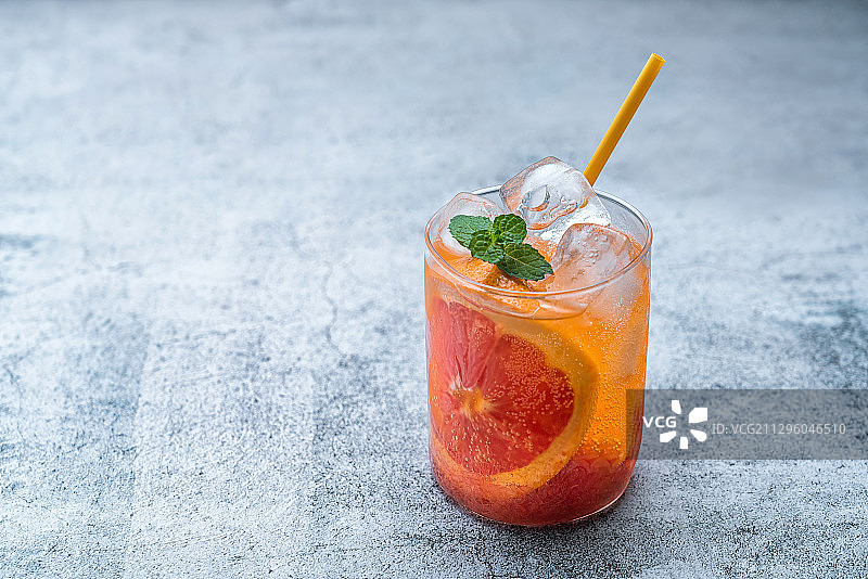 一杯冰镇西柚汁饮料，柚子果粒冰镇饮料图片素材
