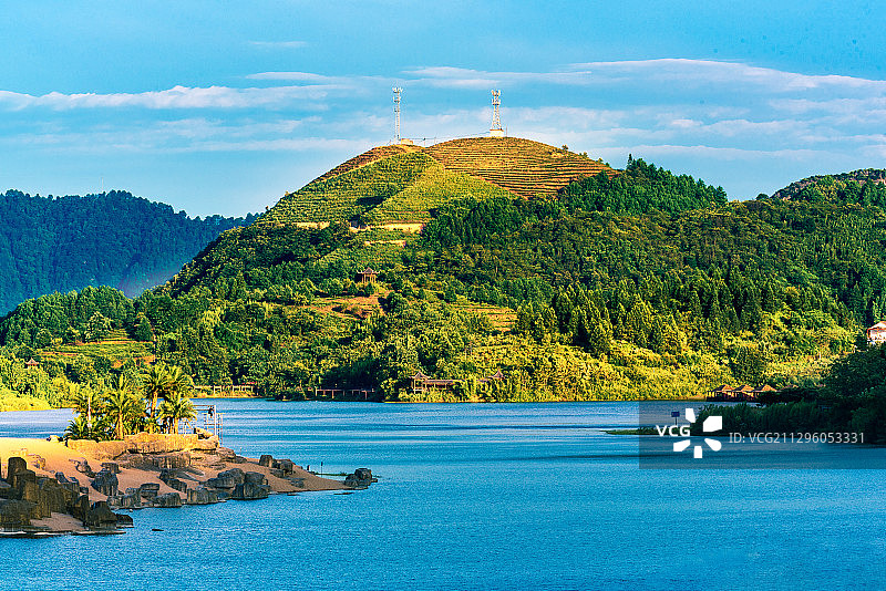 日出时刻的重庆綦江万盛板辽湖湖面和山图片素材