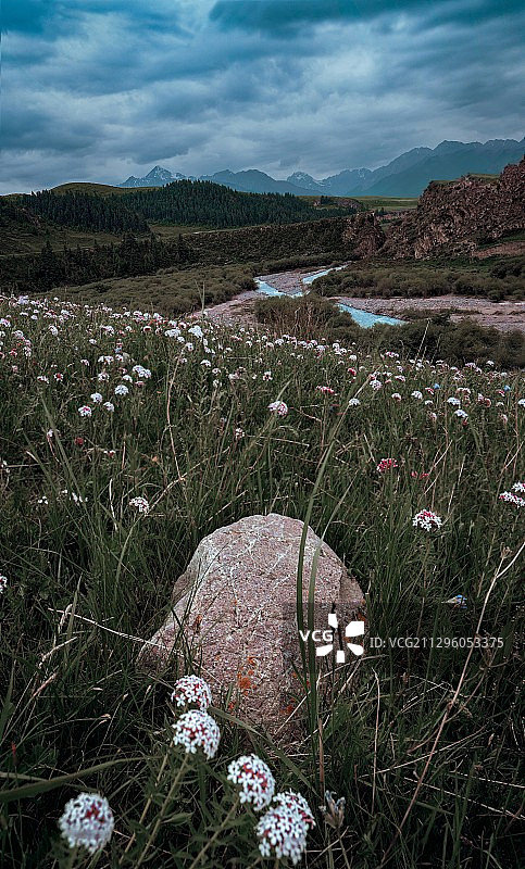 穿行肃南山谷，雨后的雪山格外迷人图片素材