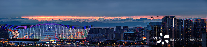 成都环球中心与西岭雪山火烧云风光全景图片素材