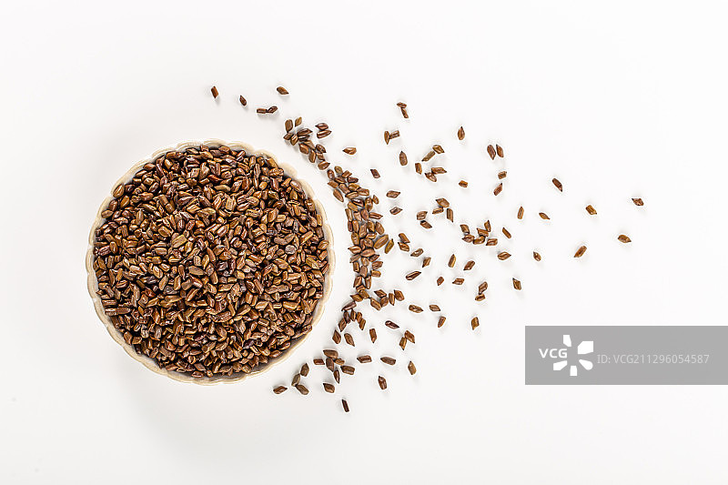 慢慢一碟中药食材决明子放在白色背景上图片素材