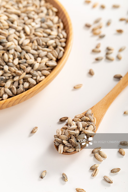 白底背景上满满一碟青稞大米图片素材