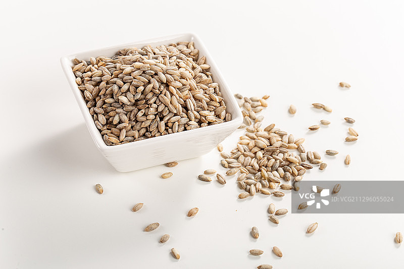 白底背景上满满一碟青稞大米图片素材