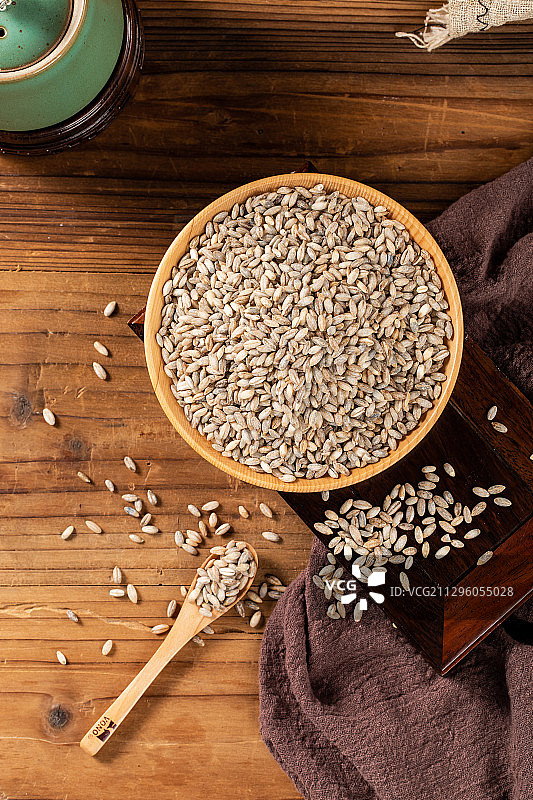 木板背景上的青稞大米图片素材