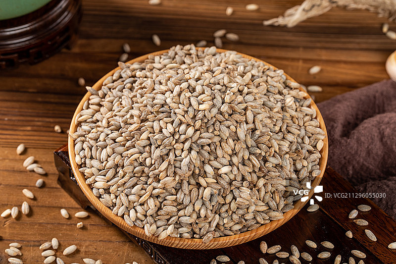 木板背景上的青稞大米图片素材