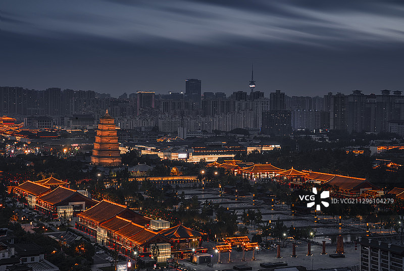 西安曲江新区著名景区大雁塔图片素材