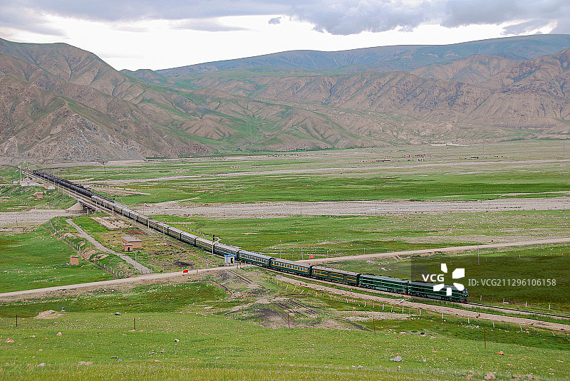 和田-乌鲁木齐5828次通过胜利桥站图片素材