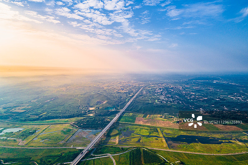航拍丘岭农田村庄图片素材