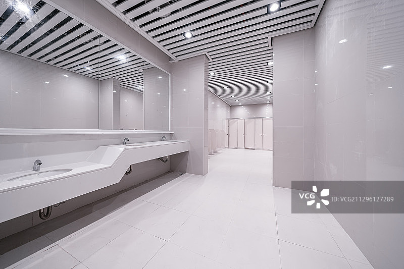 干净整洁的公共卫生间图片素材